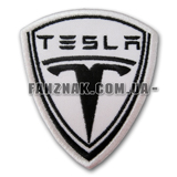Нашивка Tesla эмблема автомобильная на белом