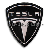 Нашивка Tesla эмблема автомобильная зашитая на черном