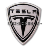 Нашивка Tesla эмблема автомобильная зашитая на белом