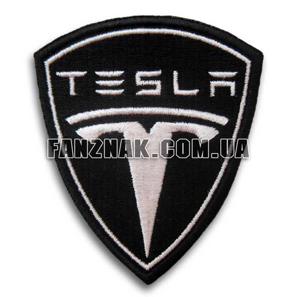 Нашивка Tesla эмблема автомобильная зашитая на черном